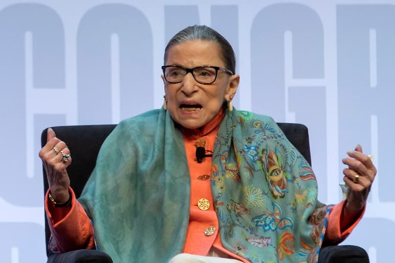 Ginsburg continuó luego sus estudios en la Facultad de Derecho de Harvard, pero regresó a Nueva York en 1958 para concluir su carrera de abogado en la Universidad de Columbia, donde posteriormente enseñó.
(ARCHIVO)
