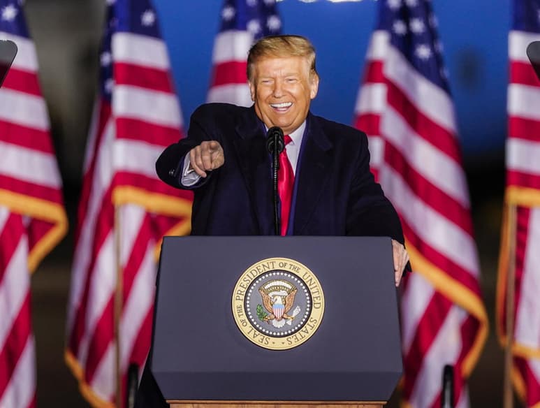 El presidente de Estados Unidos, Donald Trump, afirmó este sábado que ha dado 'su bendición' a un acuerdo en concepto con TikTok, por el que la red social china se asociaría con las compañías estadounidenses Oracle y Walmart para operar en el país norteamericano, aunque señaló que siguen las negociaciones. (ARCHIVO)
