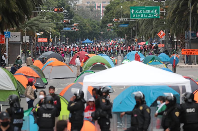 Los manifestantes advirtieron que no piensan retirarse y aseguraron que podrían llegar más. (AGENCIAS)