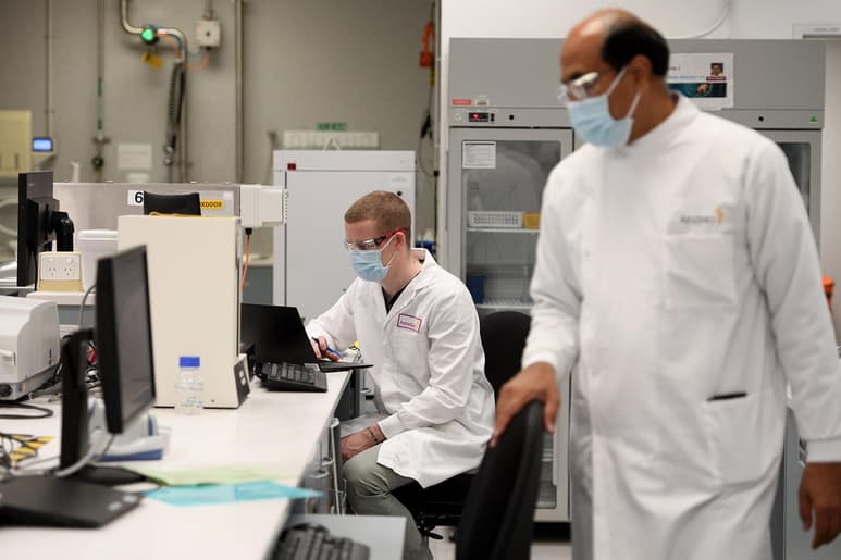 La farmacéutica AstraZeneca informó que un segundo voluntario a la vacuna contra COVID-19 mostró 'síntomas neurológicos sin explicación' durante la tercera fase de ensayos. (ARCHIVO)