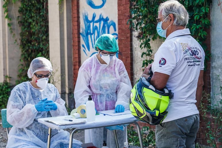 La cifra total de casos es de 298,156 desde que comenzó la emergencia en el país el 21 de febrero. (EFE)