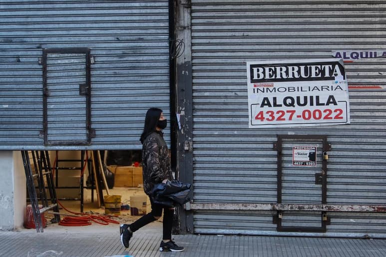 Argentina cumple este domingo seis meses desde la imposición de medidas de aislamiento social para hacer frente a la pandemia de COVID-19, con una situación epidemiológica aún no controlada y un duro coste para su ya golpeada economía. (ARCHIVO) 