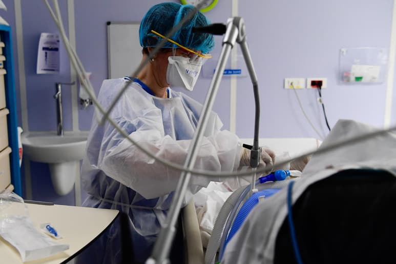 Francia registró 10,569 casos de coronavirus en las últimas 24 horas, un descenso respecto a los récords sucesivos de los últimos días, aunque la cifra puede estar influida por el cierre de los laboratorios de análisis durante la mayor parte del fin de semana. (ARCHIVO) 
