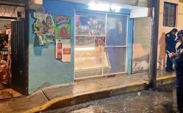 La testigo pidió ayuda de policías y paramédicos que, al llegar al lugar, informaron que el vendedor había muerto.
(ESPECIAL)
