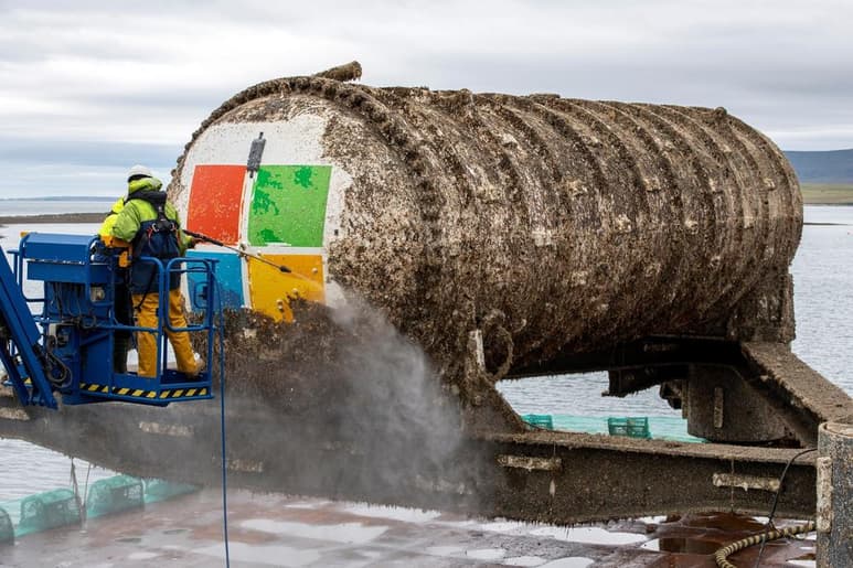 Microsoft ha reflotado su centro de datos submarino, que ha pasado dos años en aguas escocesas, y ha confirmado que es una alternativa viable que permitiría reducir consumo en refrigeración de estos grandes equipos de servidores cada vez más demandados y restar el impacto que tienen en el medio ambiente. (ARCHIVO)