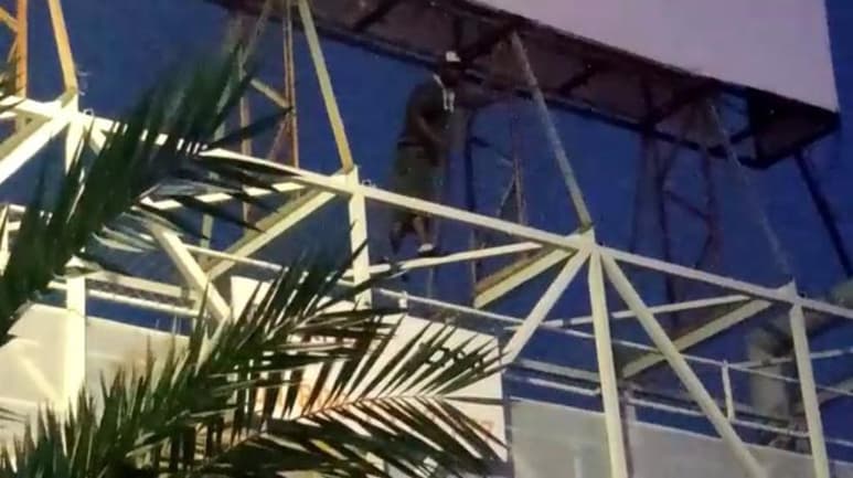 Los hechos se registraron la mañana de este lunes cuando Marcos, de 44 años de edad, llegó al puente peatonal ubicado frente a las instalaciones del Instituto Mexicano del Seguro Social (IMSS) número 16 de Torreón y comenzó a escalar la protección metálica.
(EL SIGLO DE TORREÓN)