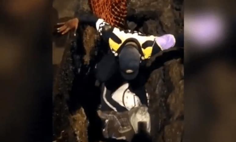 Un elemento de la Secretaría de Seguridad Ciudadana (SSC) de la Ciudad de México rescató a una mujer con discapacidad visual que cayó en una zanja, en calles de la alcaldía Cuauhtémoc. (Especial)