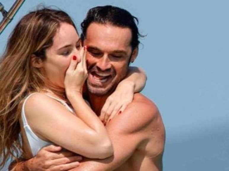 La 'pareja del momento', según publicó la revista ¡Hola! en exclusiva, fue captada en un yate disfrutando del mar y presumiendo atléticas figuras. (¡Hola!)