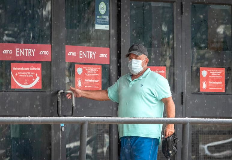 El estado de Florida reportó este lunes 1,685 nuevos casos confirmados del coronavirus SARS-CoV-2, 836 menos que la jornada anterior, mientras el número de fallecidos aumentó las últimas 24 horas de 9 a 21, una cifra que continúa muy por debajo de los reportes diarios de meses anteriores. (ARCHIVO) 