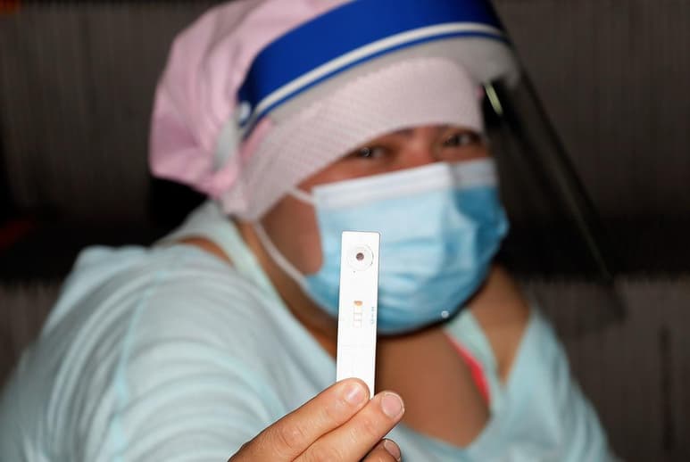 Las autoridades de Bogotá levantarán casi todas las medidas de bioseguridad aún vigentes para frenar la velocidad de los contagios por COVID-19, aunque no descartan que haya un nuevo pico de la pandemia. (ARCHIVO)