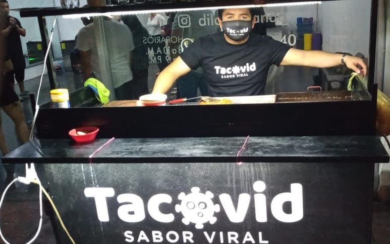 Tras suspender sus actividades como maestro de baile por la pandemia, Brandon Velázquez se dedicó a iniciar un puesto de tacos con temática del virus, aprovechando la 'fama' de éste (FACEBOOK)