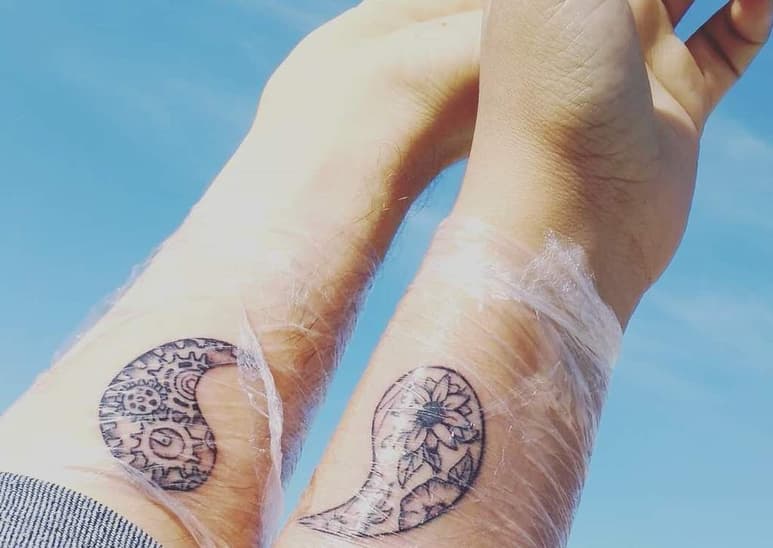 Quizá ya has tomado la decisión de hacerte un tatuaje de pareja y, por más seguro que te sientas en ese momento, hay algunos aspectos que se sugiere tengas en cuenta antes de realizarlo. (ESPECIAL)