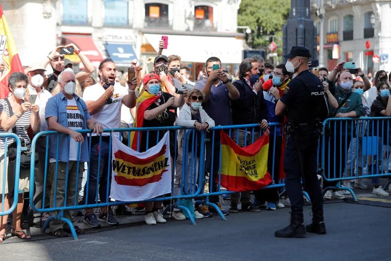 Mientras el mundo se acerca al millón de muertes por el nuevo coronavirus, la crisis de salud se ha ido deteriorando en toda Europa: Gran Bretaña trabaja en la elaboración de nuevas restricciones, España tomó medidas drásticas de nuevo en Madrid y la República Checa sustituyó a su ministro de Sanidad por un epidemiólogo debido a un brote de infecciones. (EFE)
