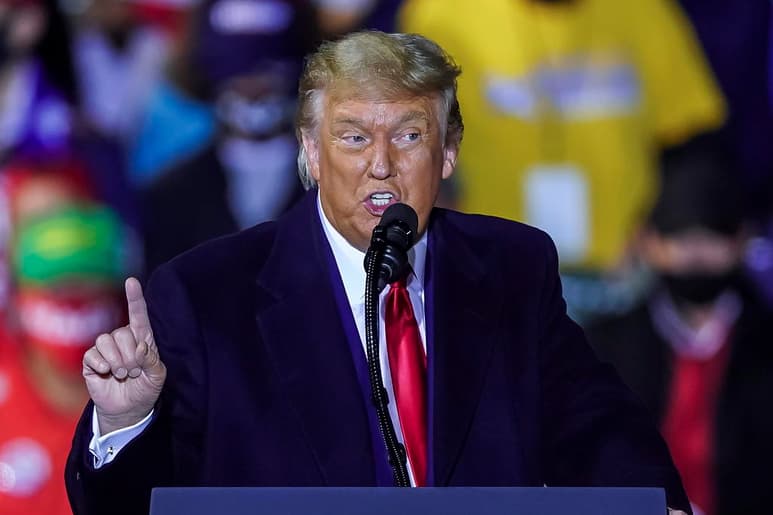 El presidente estadounidense, Donald Trump, se reunió este lunes con la jueza Amy Coney Barrett para su posible nominación para reemplazar a la fallecida Ruth Bader Ginsburg, magistrada progresista del Tribunal Supremo, con lo que suena como la favorita en una lista de cinco mujeres en la que también se encuentra la cubano-estadounidense Bárbara Lagoa. (EFE)