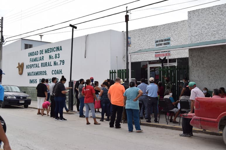 Larga fila y sin guardar las debidas medidas sanitarias es como los derechohabientes tienen que esperar para poder ser atendidos en el Hospital Rural del IMSS. (EL SIGLO DE TORREÓN)