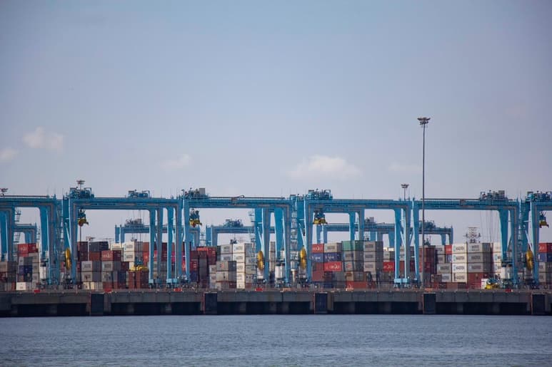 La incertidumbre de la recuperación económica y el posible retorno de Libia a la producción afectaron el precio del petróleo. (ARCHIVO)