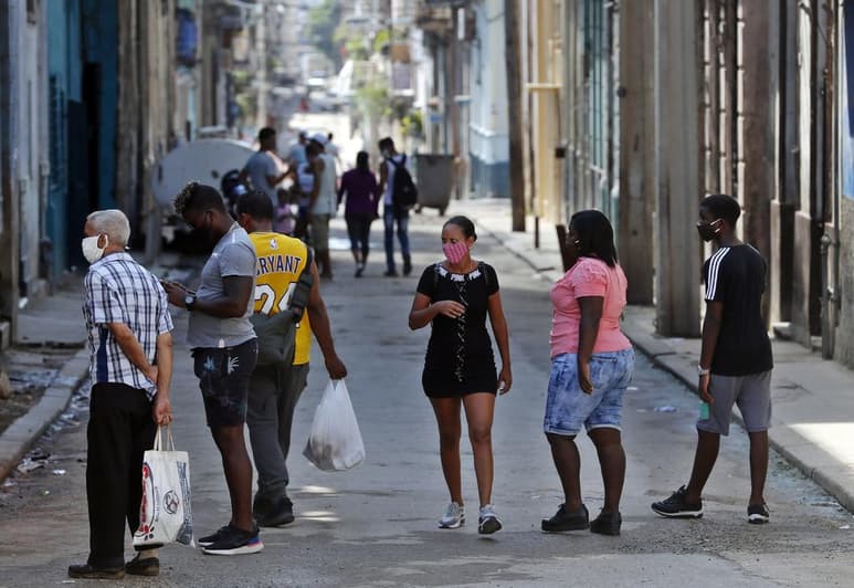 Cuba mantiene su tendencia oscilante al alza en el número de contagios con 81 nuevos casos de COVID-19 este martes, 42 de ellos en La Habana, que cumple tres semanas bajo fuertes restricciones de movilidad, convertida desde agosto en el principal foco de la enfermedad en el país. (ARCHIVO)