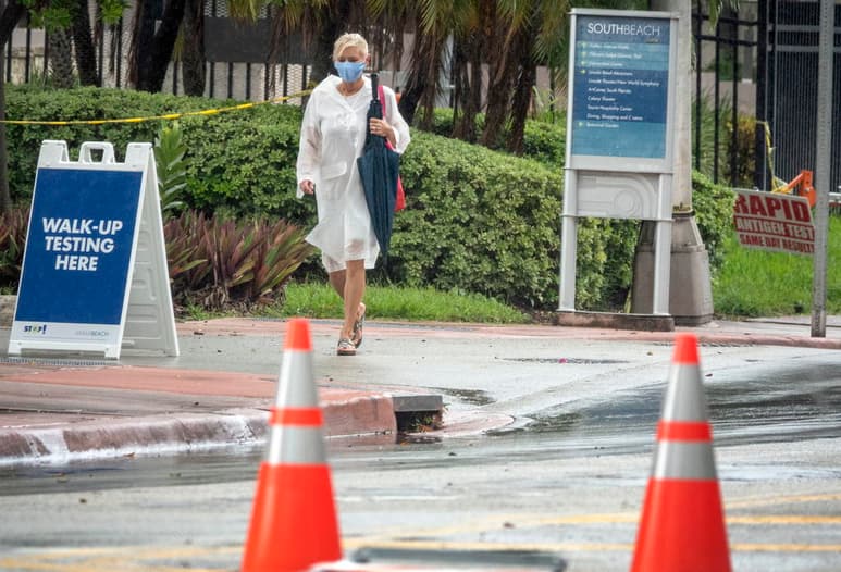 El estado de Florida (EUA) alcanzó este martes 687,909 casos confirmados del nuevo coronavirus y 13,579 muertes por la enfermedad de la COVID-19, y aumentó la tasa diaria de positivos. (ARCHIVO)