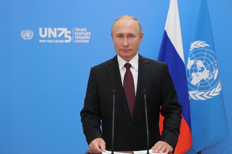 El presidente de Rusia, Vladímir Putin, sacó pecho este martes ante la ONU por el rápido desarrollo en su país de una vacuna contra el coronavirus y se la ofreció de forma gratuita a la organización para que proteja a todos sus empleados. (EFE)