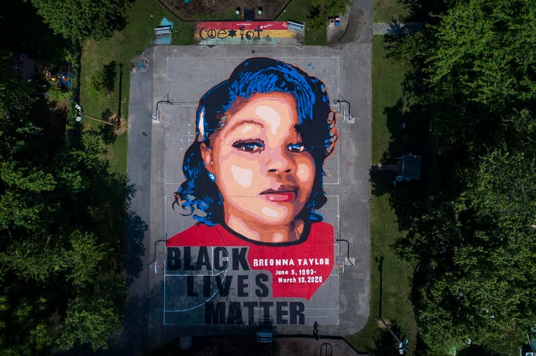 La policía de la ciudad más grande de Kentucky comenzó a prepararse para otra ronda de protestas y posibles disturbios mientras la ciudad espera nerviosamente el anuncio del fiscal del estado sobre si acusará a varios policías por la muerte a disparos de Breonna Taylor, una mujer negra. (ARCHIVO)