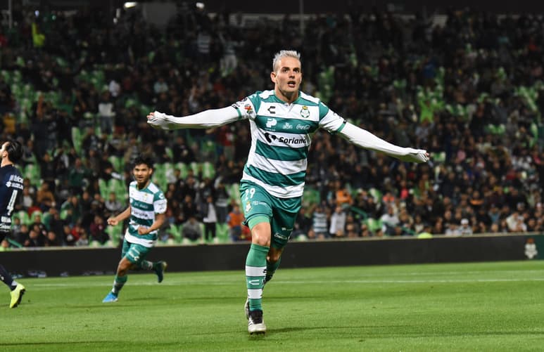 El delantero uruguayo Octavio Rivero, delantero del Santos Laguna, destacó este martes que ha conseguido una buena compenetración con el goleador argentino Julio Furch. (ARCHIVO)
