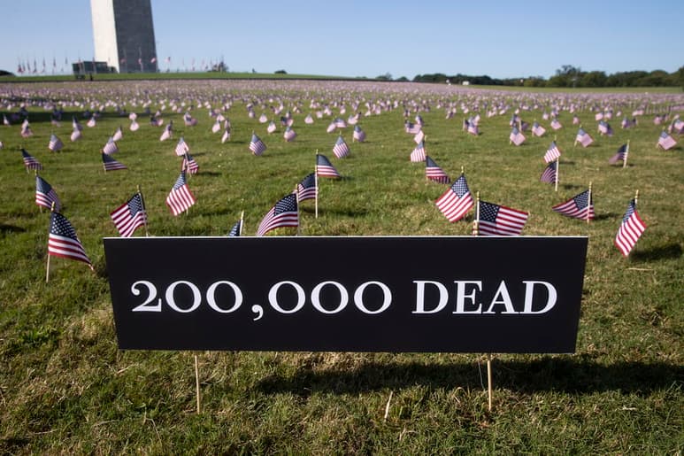 Con más de 200,000 fallecidos por la COVID-19, el número de víctimas mortales por esa enfermedad en Estados Unidos superó este martes el balance de las últimas cinco guerras en las que ha luchado el país, desde la sangrienta guerra de Vietnam hasta los recientes conflictos en Irak y Afganistán. (EFE)
