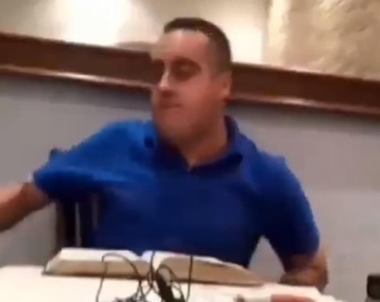 '¡Qué mier**, mier**! Haz las cosas bien, imbé***. ¡Haz el negocio bien!', se escucha decir al comienzo del video. (Especial) 
 