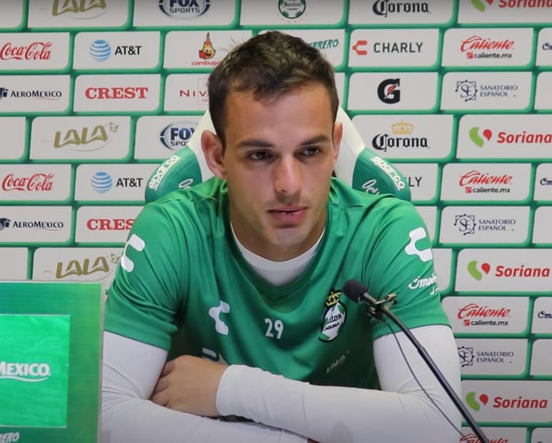 El delantero Octavio Rivero atendió a los representantes de los medios de comunicación, para compartir su sentir en torno a la actualidad santista, admitiendo que no hay margen de error, si desean ingresar a la liguilla. (ARCHIVO)