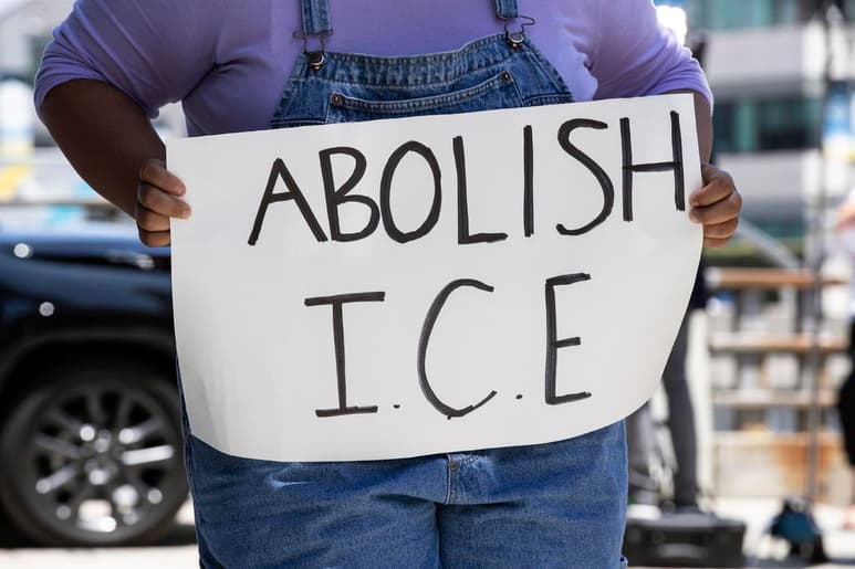 Las autoridades migratorias dejaron de enviar a inmigrantes detenidas con un ginecólogo de Georgia acusado de realizar cirugías sin consentimiento, informó un portavoz del gobierno el martes. (ARCHIVO)