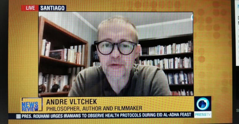 Las autoridades turcas están investigando la muerte “sospechosa” de un autor y periodista estadounidense que murió mientras viajaba durante la noche desde una ciudad costera a Estambul, informó el martes la agencia de noticias estatal turca. (ESPECIAL)