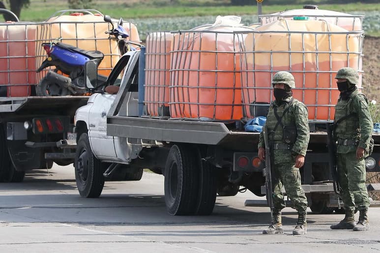 En los primeros siete meses del año, la petrolera reportó 5 mil 805 tomas clandestinas en sus ductos para un total de 16 mil 121 perforaciones ilegales en esta administración. (ARCHIVO)