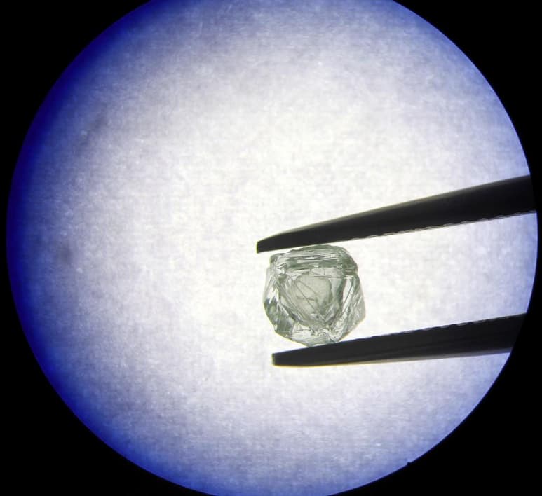 Los diamantes naturales también se pueden formar por procesos geológicos a baja presión y temperatura en la Tierra, según reveló un estudio internacional que se aparta de la visión clásica sobre la formación de diamantes a ultra-alta presión. (ARCHIVO)