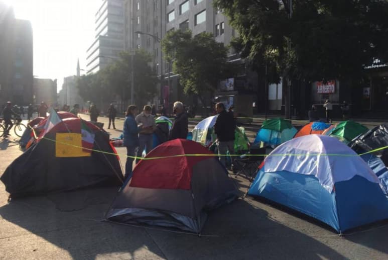Según dirigentes consultados por este diario, habrían sido al menos cuatro juicios de amparo los que se iniciaron para que las autoridades les permitieran seguir su camino a la Plaza de la Constitución como era su plan original el sábado 19 de septiembre.
(EL UNIVERSAL)