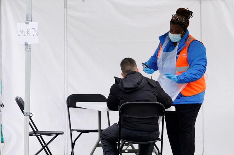 El Reino Unido no descarta un segundo confinamiento en caso de que las nuevas restricciones, que pueden durar seis meses, no consigan contener esta segunda ola de la COVID-19 que avanza a gran velocidad en todo el territorio británico. (ARCHIVO)