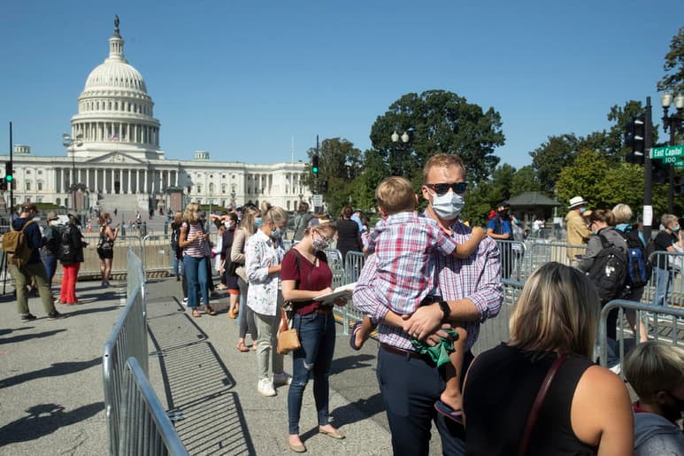 Cientos de personas se congregaron este miércoles en los alrededores del Tribunal Supremo de EUA para despedir a la jueza progresista Ruth Bader Ginsburg, fallecida el viernes a los 87 años. (EFE)