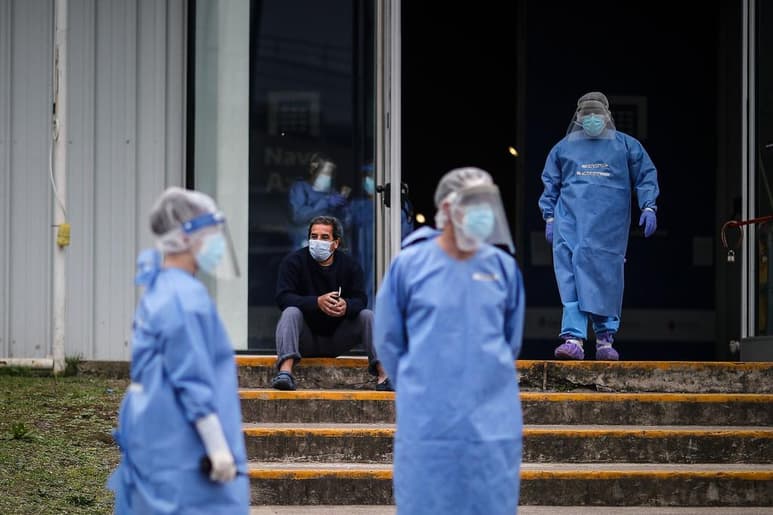 Los estudios que miden si una comunidad ha desarrollado anticuerpos contra la COVID-19 muestran aún porcentajes promedio por debajo del 10 %, por lo que la mayor parte de la humanidad sigue siendo susceptible a la enfermedad. (ARCHIVO)