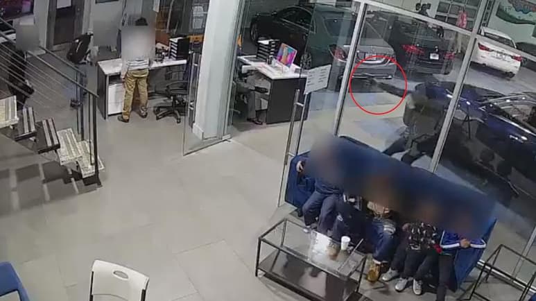 Al percatarse del ataque el hombre cubrió a los menores con su cuerpo (CAPTURA)
