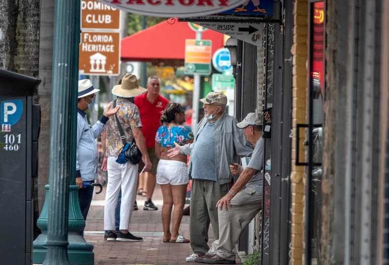 El estado de Florida (EUA) añadió este miércoles 2,590 casos de COVID-19 a su cuenta general y 202 muertes por la enfermedad, la cifra más alta en dos semanas, mientras mantiene su tasa de positividad diaria por encima del 5 %. (ARCHIVO)