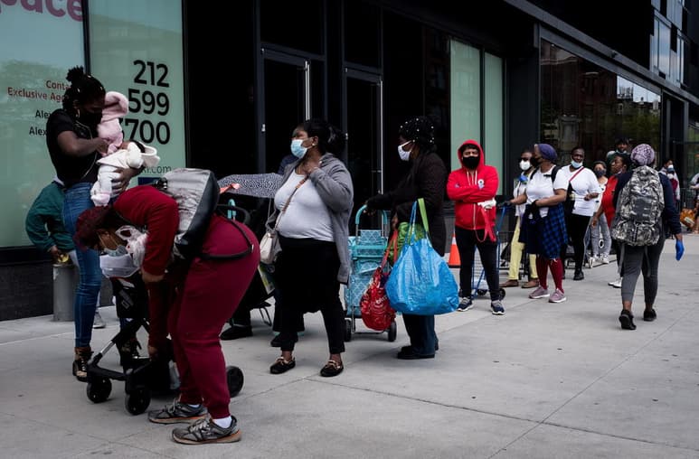 El alcalde de Nueva York, Bill de Blasio, anunció este miércoles que 9,000 empleados administrativos y no sindicados de la ciudad fueron sumados a la lista de trabajadores públicos obligados a tomar una semana de permiso sin sueldo debido a la crisis económica derivada de la pandemia de la COVID-19. (ARCHIVO)