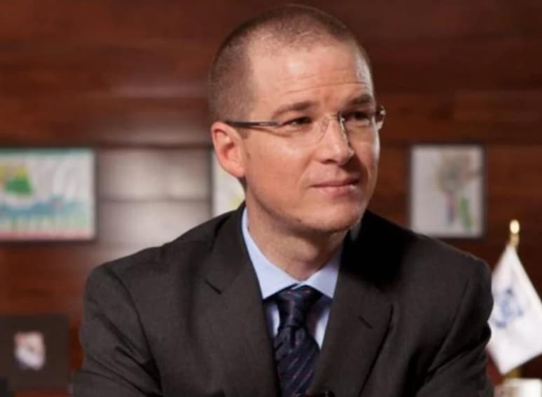 El panista describe que su libro contiene fuertes críticas al gobierno de López Obrador, y describe que la verdad es que estaríamos perdiendo el tiempo, si las críticas no vinieran acompañadas de soluciones concretas a los problemas que enfrenta el país y que le afectan a la gente.
(ARCHIVO)