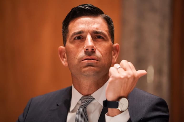 El nominado del presidente Donald Trump para encabezar el Departamento de Seguridad Nacional negó el miércoles denuncias de que tergiversó informes de inteligencia para complacer a sus superiores, afirmando en una interpelación en el Senado que las denuncias son “tajantemente falsas”. (EFE) 