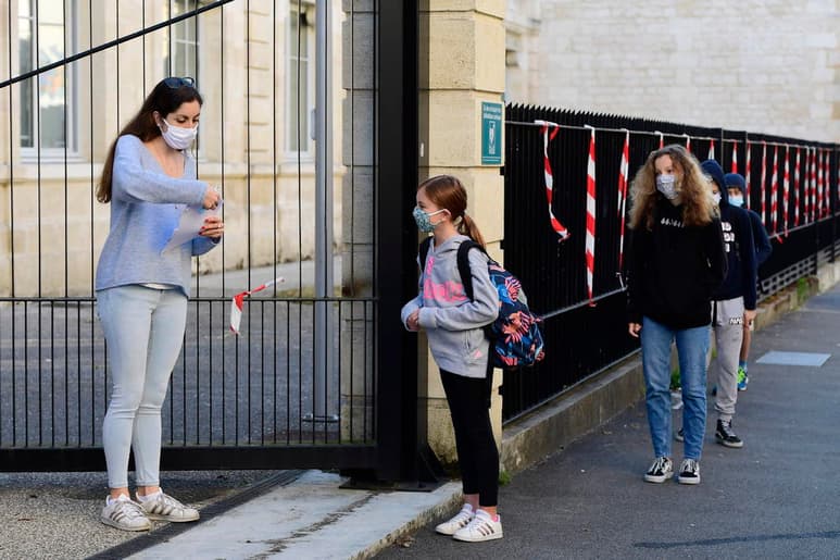 El Gobierno francés anunció este miércoles nuevas restricciones en una decena de ciudades, como el cierre de bares y restaurantes a las 22:00. (ARCHVIO)