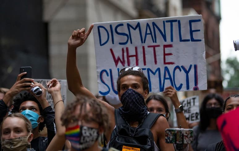 Varias protestas y arrestos se registraron este miércoles en Louisville poco después de que la fiscalía desestimara acusar de asesinato a los policías involucrados en la muerte de la mujer negra Breonna Taylor en su apartamento en marzo pasado. (ARCHIVO)