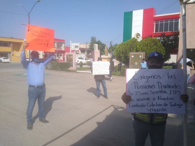 Integrantes del Sindicato Único de Trabajadores del Municipio se plantaron de manera pacífica en la explanada de la presidencia.
