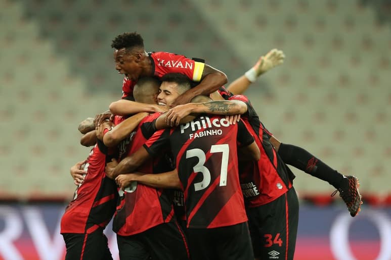 Paranaense se impuso con dos autogoles 2-0 a Colo Colo. (EFE)
