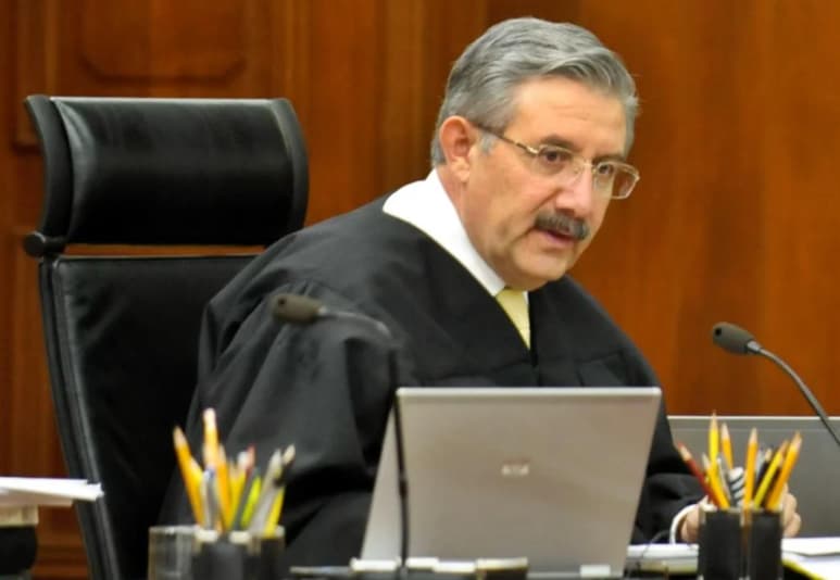 El ministro Luis María Aguilar propondrá declarar que la consulta para enjuiciar a los últimos cinco expresidentes de México es inconstitucional.
