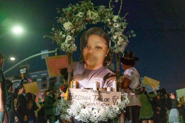 Seis meses después de que la paramédica negra Breonna Taylor muriera baleada por la policía en su apartamento en Kentucky, un jurado investigador ofreció una muy esperada respuesta sobre si los agentes serían castigados. (ARCHIVO)