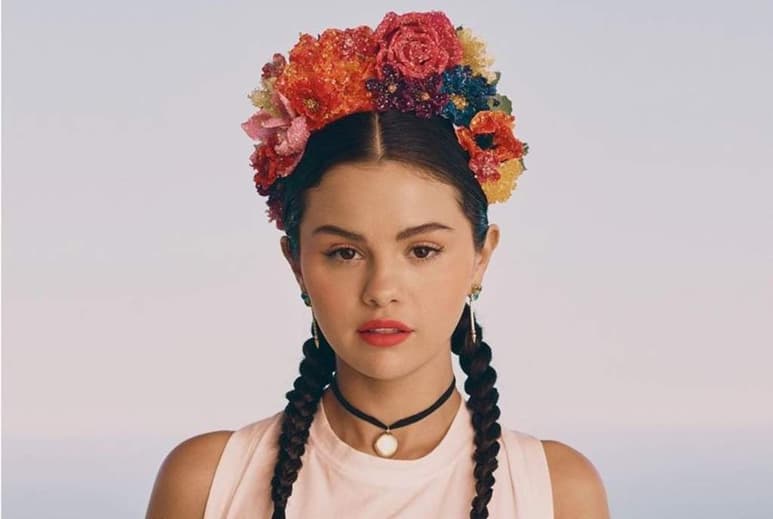 Selena Gomez mostró orgullosa su cicatriz que le dejó la cirugía de trasplante de riñón a la que se sometió en 2017. (INSTAGRAM)