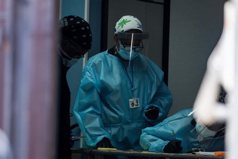 El estado de Nueva York, que pasó de ser epicentro de la pandemia en EUA a tener una de las tasas de transmisión más bajas del país, revisará las potenciales vacunas que apruebe la Administración de Donald Trump por temor a una politización del proceso. (ARCHIVO)