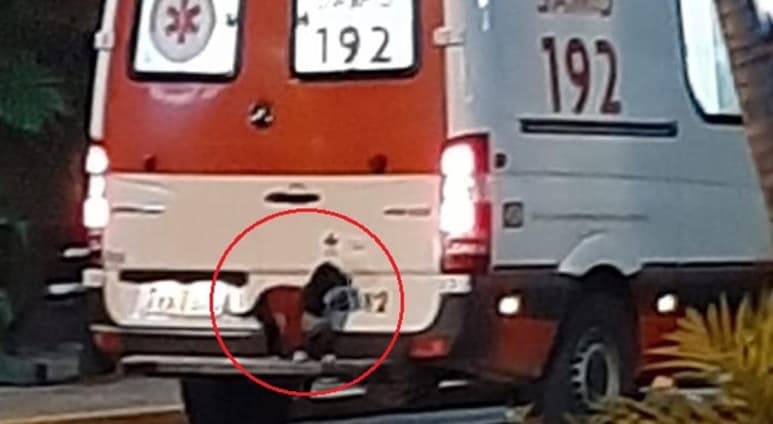 Según la persona que captó y compartió los hechos en redes sociales, la perrita estaba insistente en acompañar a su amo al hospital hasta que consiguió trepar a la parte trasera de la ambulancia (CAPTURA)